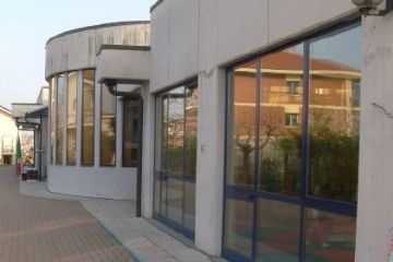 La scuola materna di via Torino 29 (scuola dell'infanzia), servita da un ampio parcheggio